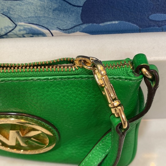 MK green wristlet - Picture 3 of 6